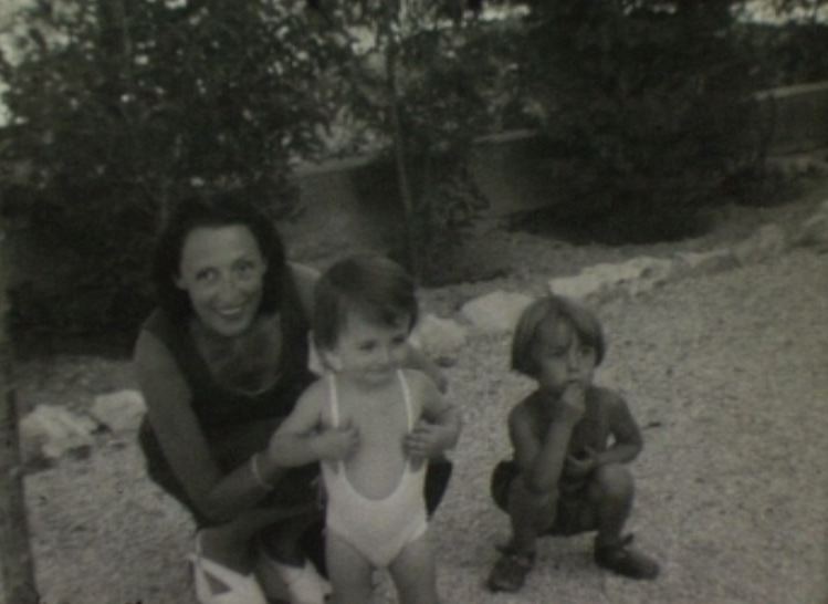 Enfants dans un jardin